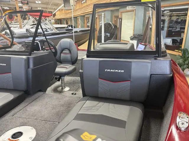 Slide: The Image of Tracker PRV 175CB 2026 - 11