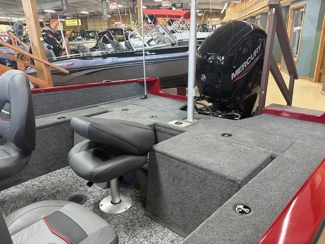 Slide: The Image of Tracker PRV 175CB 2026 - 13