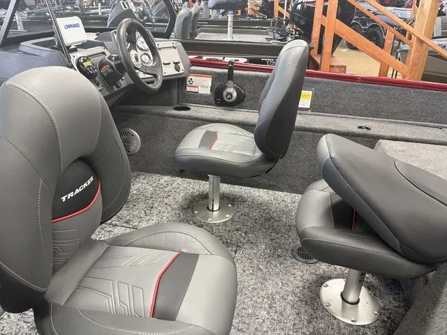 Slide: The Image of Tracker PRV 175CB 2026 - 15