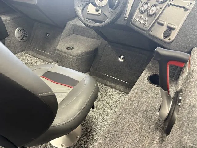 Slide: The Image of Tracker PRV 175CB 2026 - 23