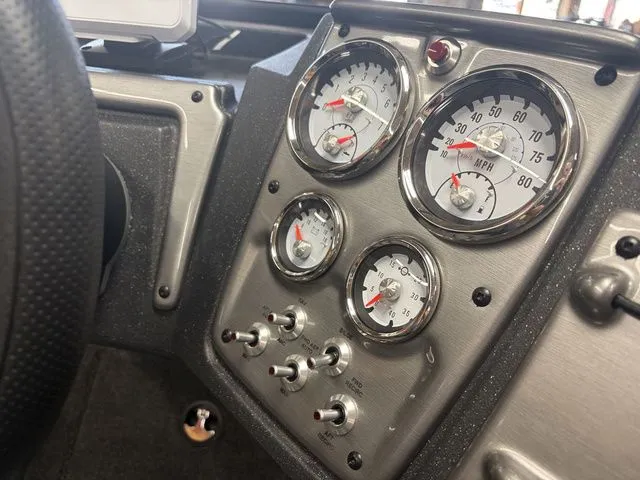 Slide: The Image of Tracker PRV 175CB 2026 - 30