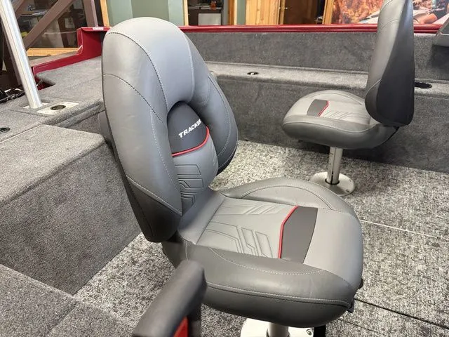 Slide: The Image of Tracker PRV 175CB 2026 - 31