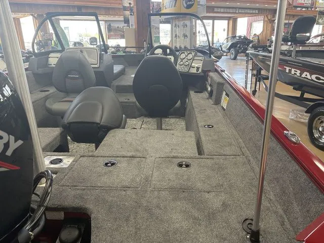 Slide: The Image of Tracker PRV 175CB 2026 - 36