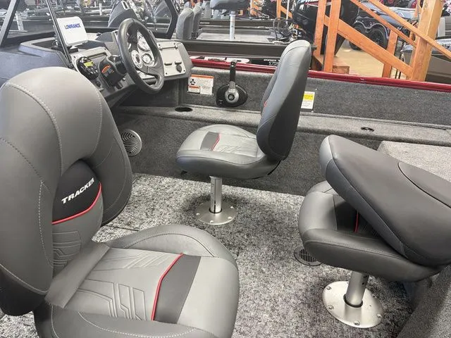 Slide: The Image of Tracker PRV 175CB 2026 - 40