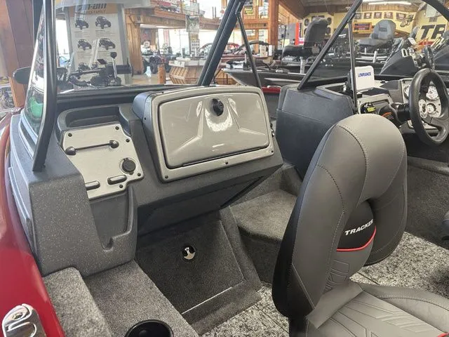 Slide: The Image of Tracker PRV 175CB 2026 - 41