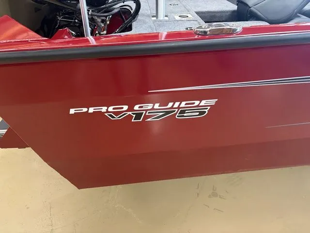 Slide: The Image of Tracker PRV 175CB 2026 - 5