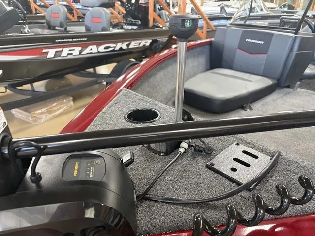 Slide: The Image of Tracker PRV 175CB 2026 - 7