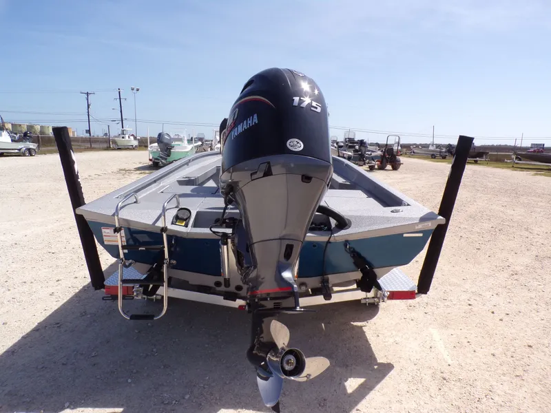 Slide: The Image of 2026 Xpress H22B Bay boat with Yamaha engine. - 3