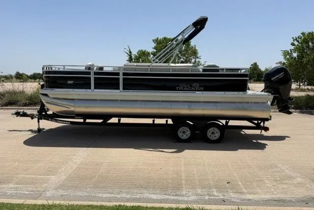 The Image of Sun Tracker Fishin' Barge 22 DLX 2026 - undefined