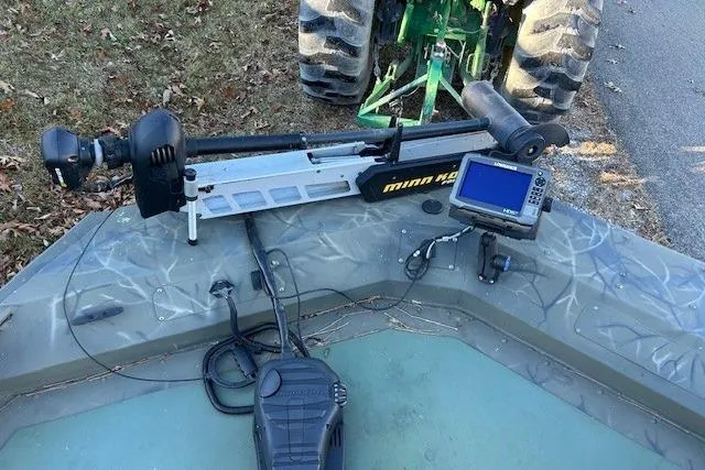 Slide: The Image of 2016 Tracker Grizzly 2072 MVX CC with Minn Kota trolling motor and fish finder. - 5