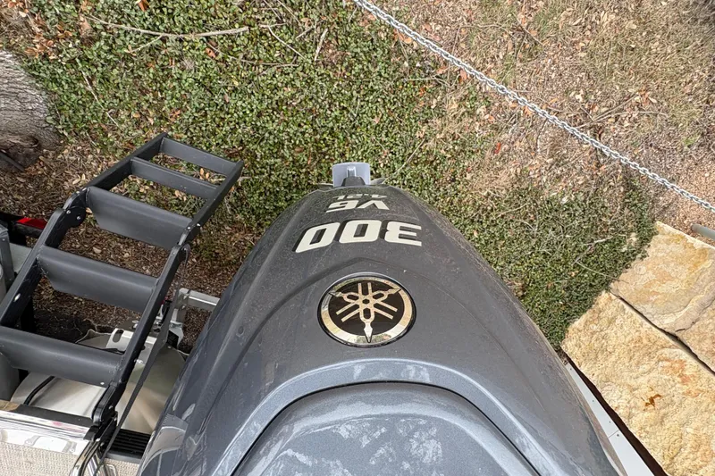 Slide: The Image of Top view of a 2025 Avalon Excalibur LTD Quad Lounge boat engine and ladder. - 18