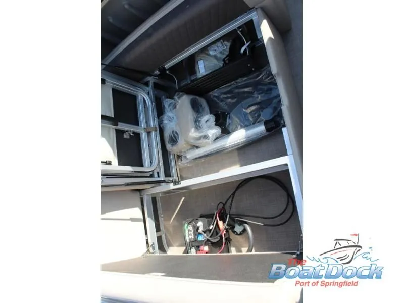 Slide: The Image of Party Barge 22 RF DLX 2025 - 14