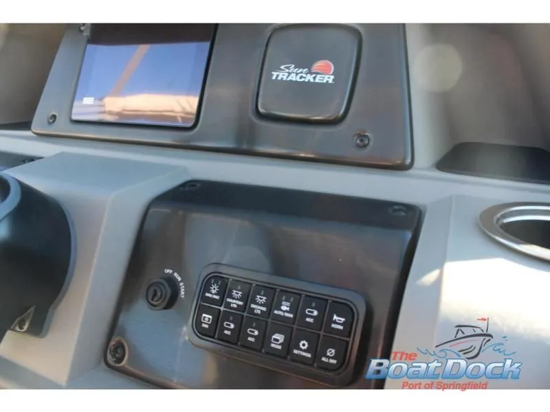 Slide: The Image of Fishin' Barge 22 DLX 2025 - 14