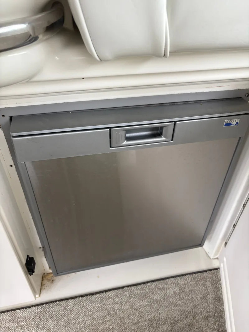 Slide: The Image of Refrigerator on 1995 Sea Ray Sundancer 370 boat. - 11