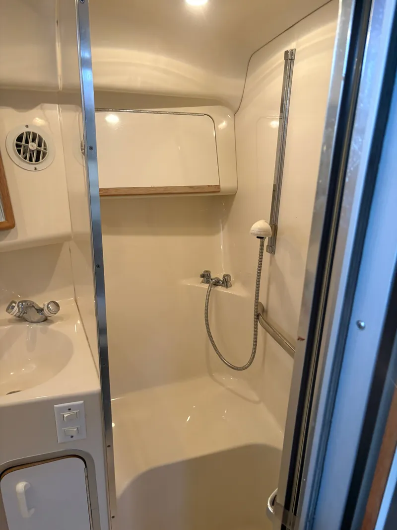 Slide: The Image of Bathroom of 1995 Sea Ray Sundancer 370 yacht. - 32
