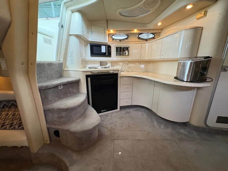 Slide: The Image of Interior of 1995 Sea Ray Sundancer 370 yacht. - 39