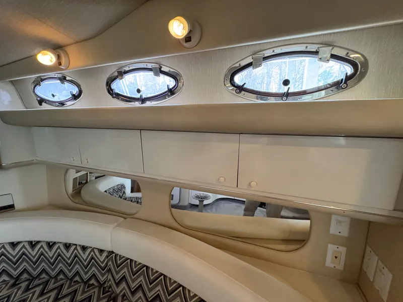 Slide: The Image of Interior of 1995 Sea Ray Sundancer 370 yacht. - 41