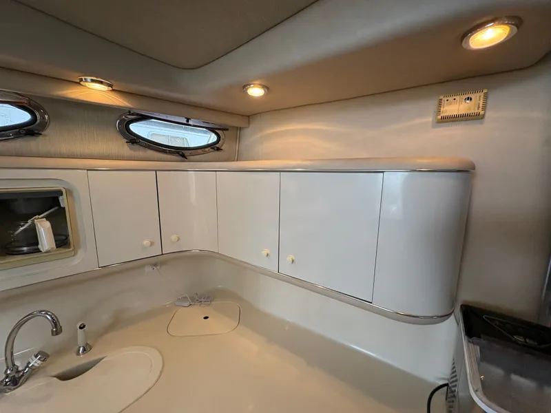 Slide: The Image of Interior of 1995 Sea Ray Sundancer 370 yacht. - 43
