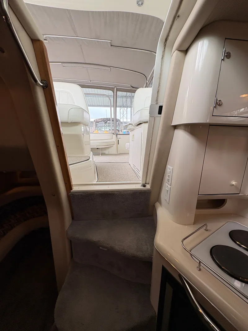 Slide: The Image of Interior of 1995 Sea Ray Sundancer 370 yacht. - 46