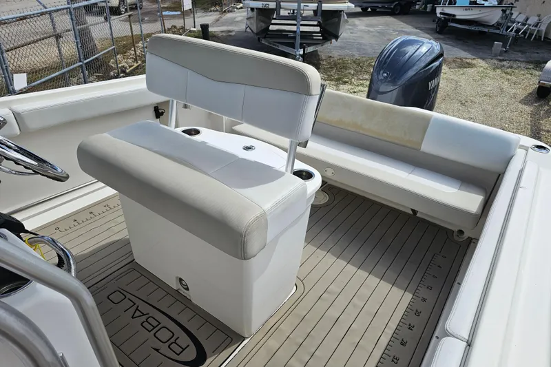 Slide: The Image of 2015 Robalo R222 Center Console dashboard with Garmin navigation and Yamaha controls. - 39