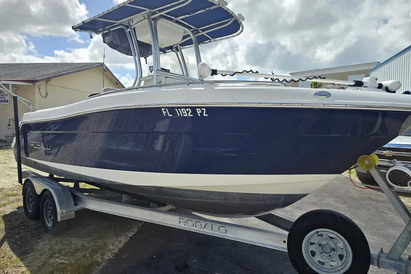 Slide: The Image of 2015 Robalo R222 Center Console boat with Yamaha outboard motor detail. - 9