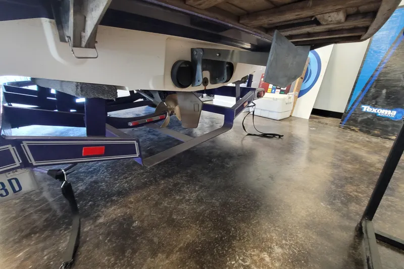 Slide: The Image of Rear view of a 2003 Malibu Sunsetter LXi boat on a trailer indoors. - 17