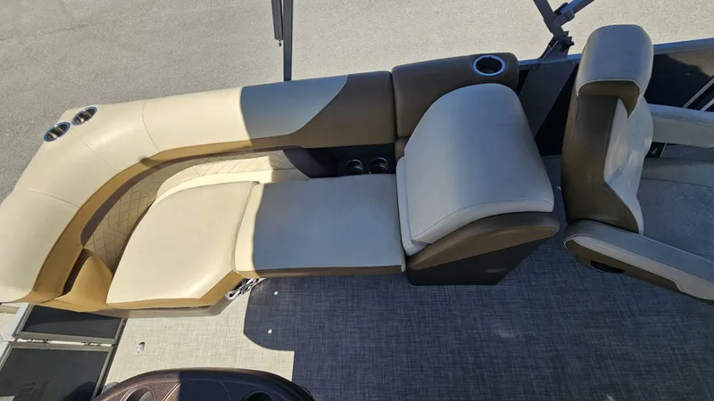 Slide: The Image of Lowe SS270 EXT Walk Thru 2022 - 10