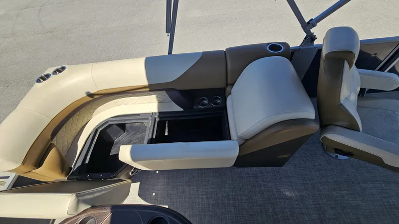 Slide: The Image of Lowe SS270 EXT Walk Thru 2022 - 9