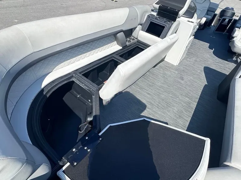 Slide: The Image of Lowe SS270 EXT Walk Thru 2022 - 6