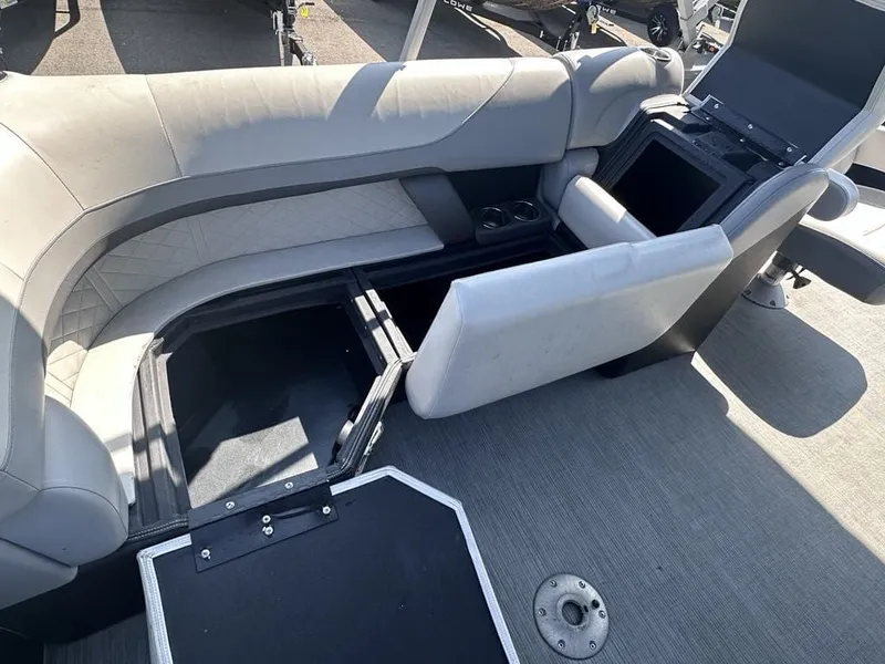 Slide: The Image of Lowe SS270 EXT Walk Thru 2022 - 9