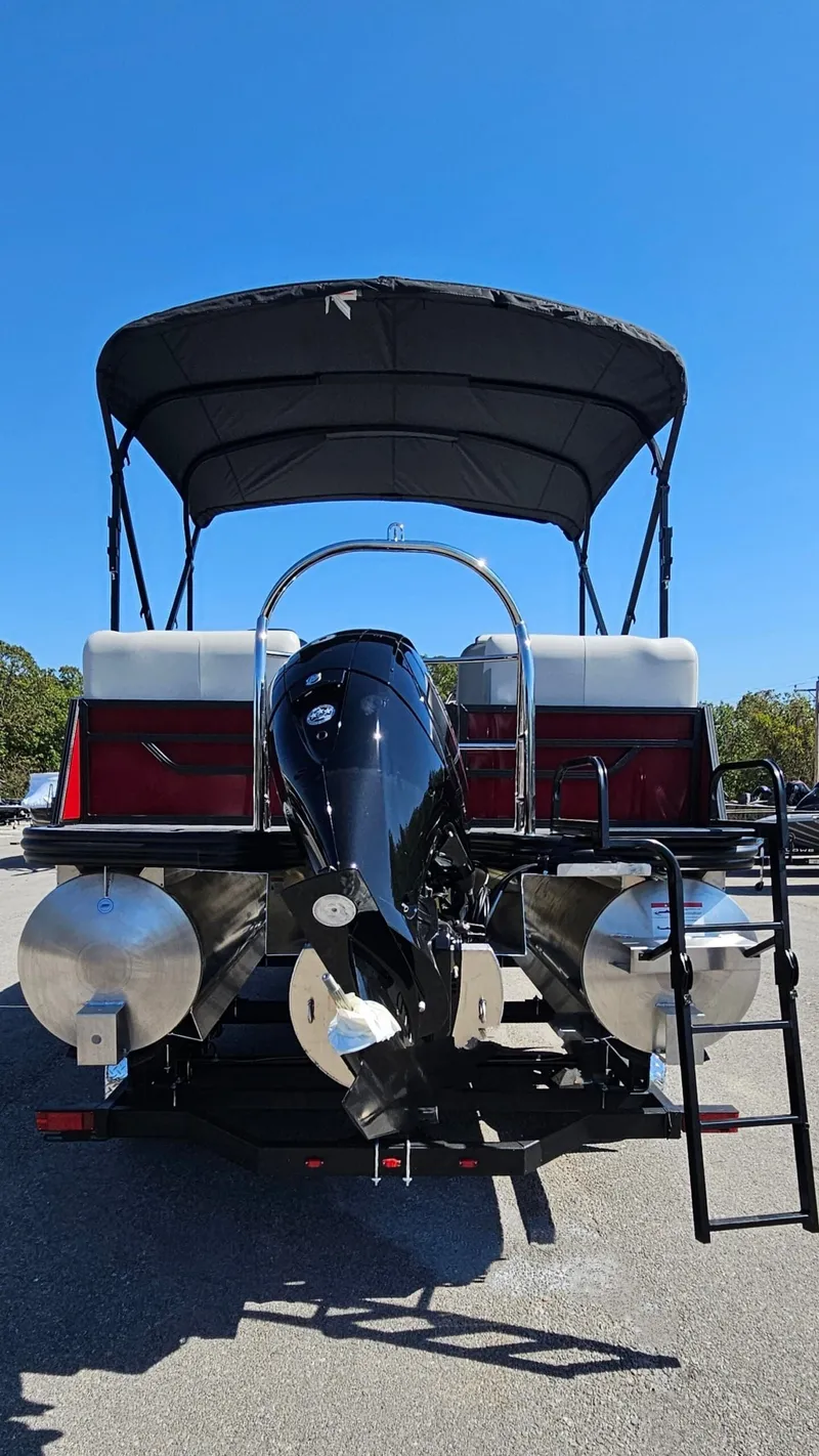 Slide: The Image of Lowe SS 210 WT 2025 - 10