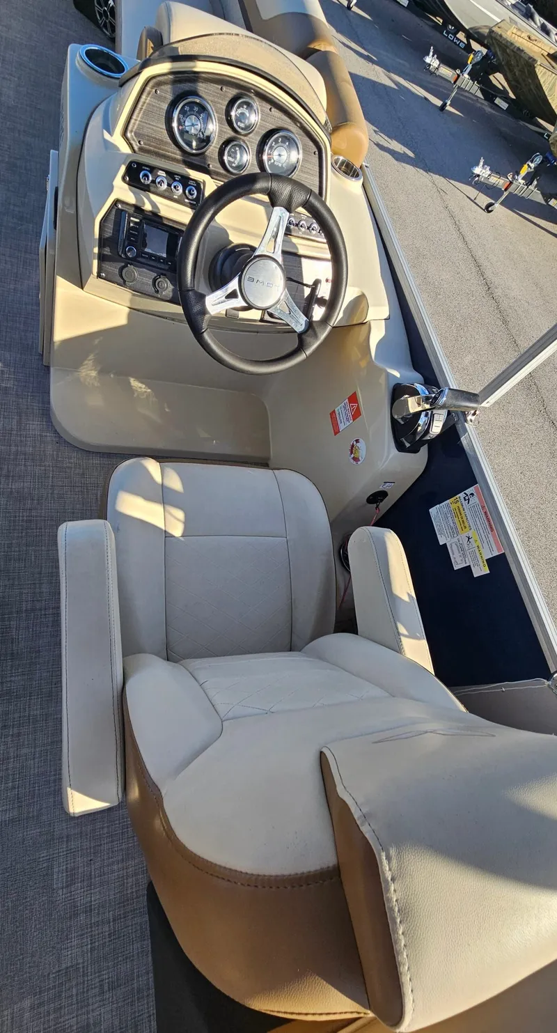 Slide: The Image of Lowe SS270 EXT Walk Thru 2022 - 15