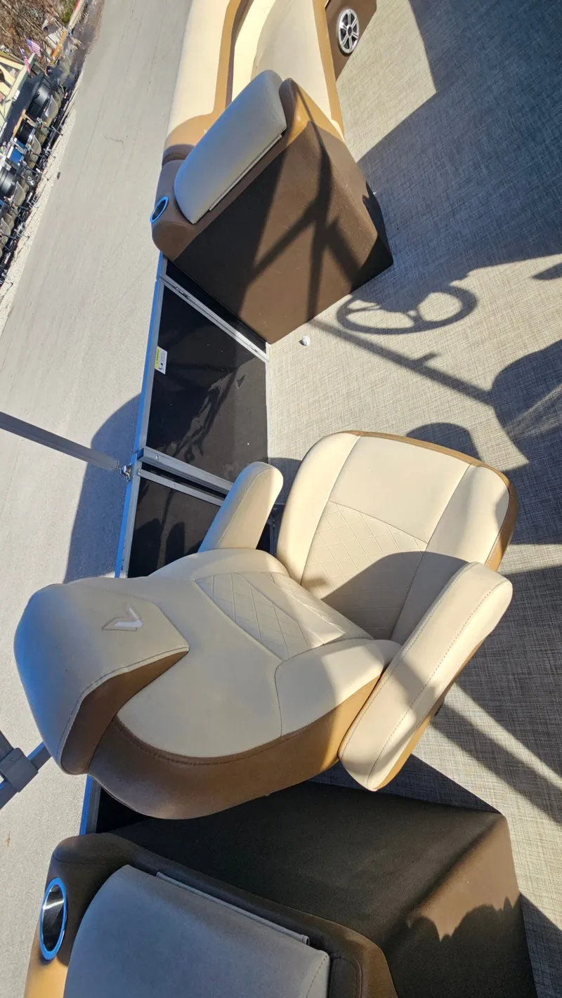 Slide: The Image of Lowe SS270 EXT Walk Thru 2022 - 16