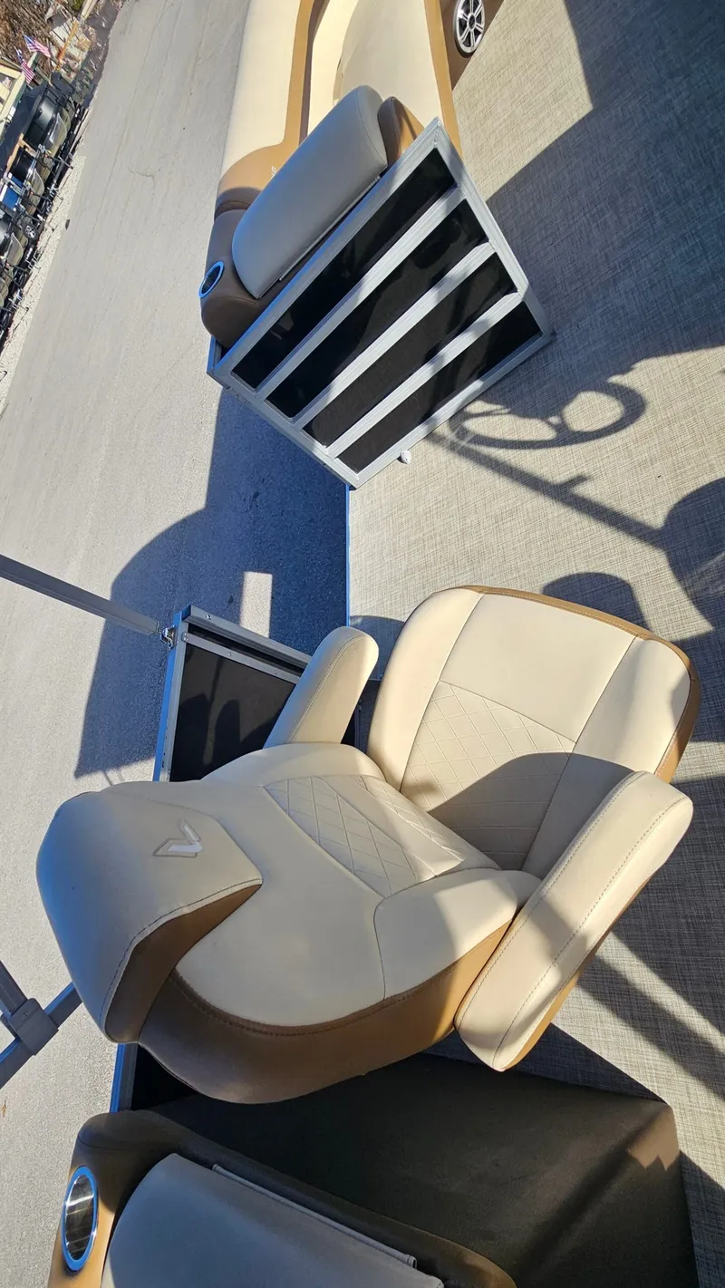 Slide: The Image of Lowe SS270 EXT Walk Thru 2022 - 17