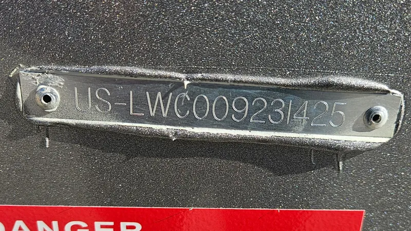 Slide: The Image of Lowe Skorpion 2025 - 4