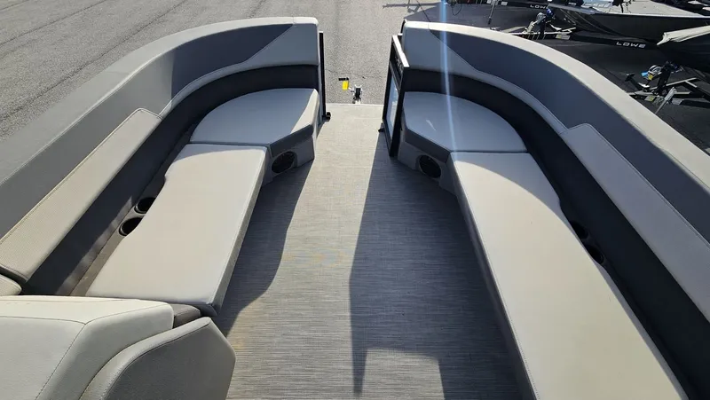 Slide: The Image of Lowe LS210 WT 2025 - 23