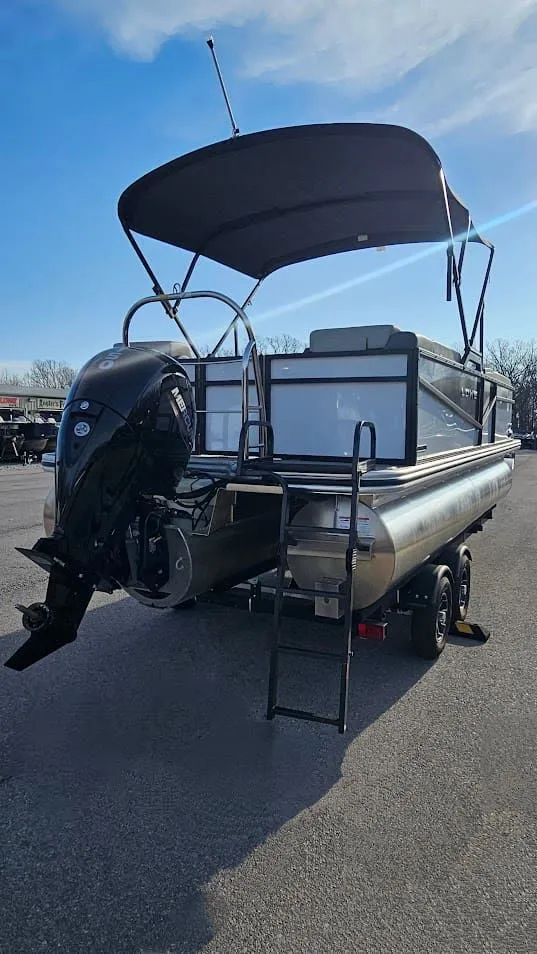 Slide: The Image of Lowe LS210 WT 2025 - 7