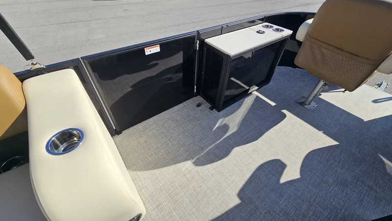 Slide: The Image of Lowe SF 214 Sport Fish 2025 - 15