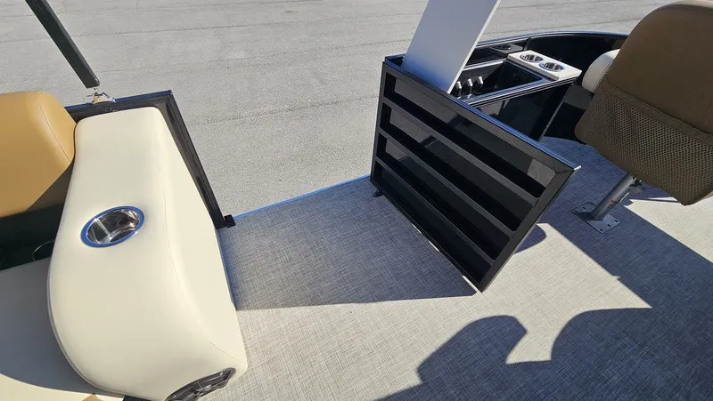 Slide: The Image of Lowe SF 214 Sport Fish 2025 - 16