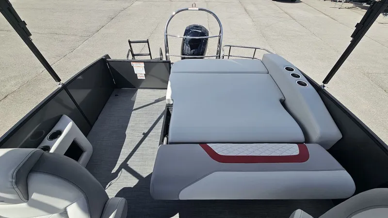 Slide: The Image of Lowe SS210 DH CL 2025 - 20