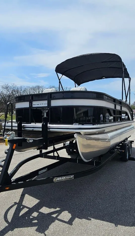 Slide: The Image of Lowe SF 214 Sport Fish 2025 - 10