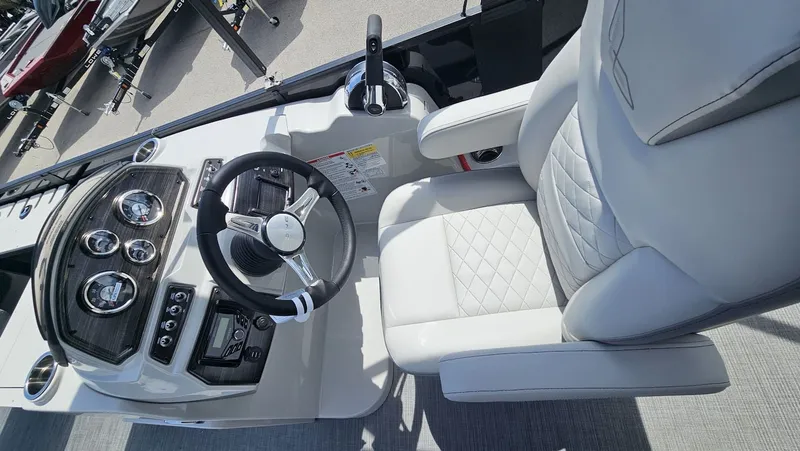 Slide: The Image of Lowe SF 214 Sport Fish 2025 - 15