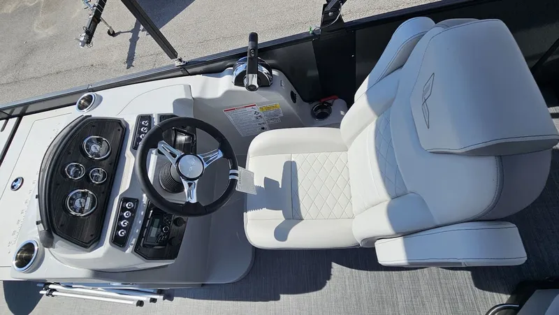 Slide: The Image of Lowe SF 214 Sport Fish 2025 - 13