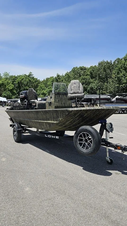 Slide: The Image of Lowe Roughneck 1760 Pathfinder 2025 - 12