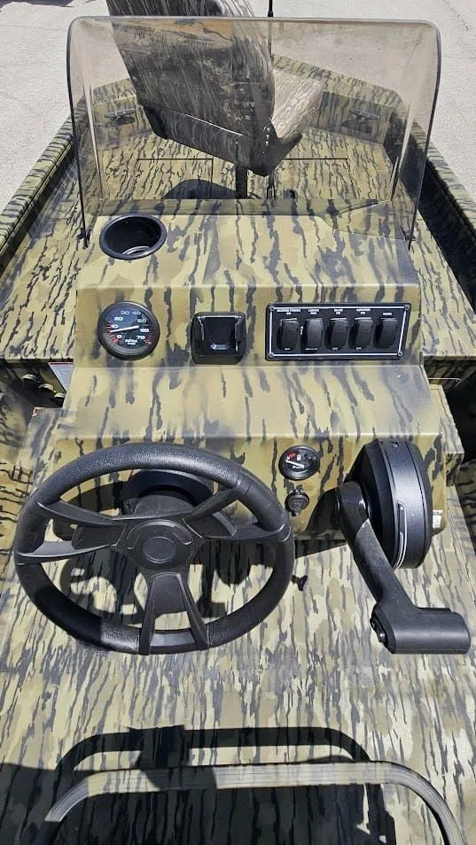 Slide: The Image of Lowe Roughneck 1760 Pathfinder 2025 - 16