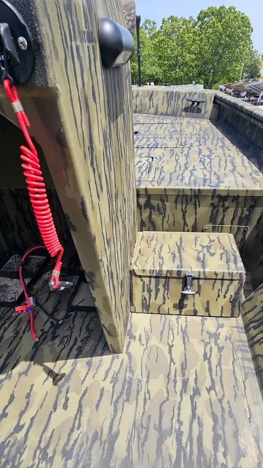 Slide: The Image of Lowe Roughneck 1760 Pathfinder 2025 - 18