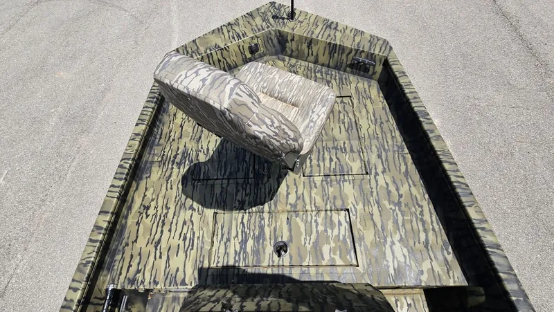 Slide: The Image of Lowe Roughneck 1760 Pathfinder 2025 - 19