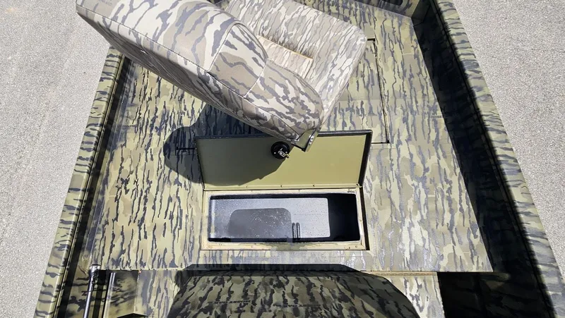 Slide: The Image of Lowe Roughneck 1760 Pathfinder 2025 - 20