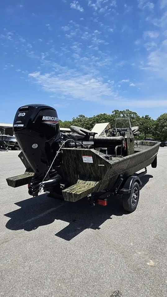 Slide: The Image of Lowe Roughneck 1760 Pathfinder 2025 - 6