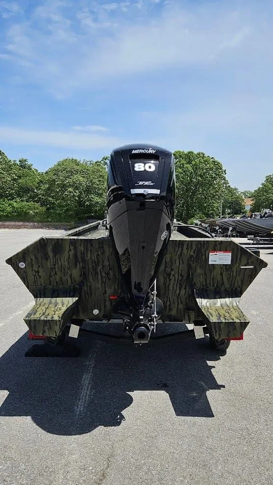 Slide: The Image of Lowe Roughneck 1760 Pathfinder 2025 - 7